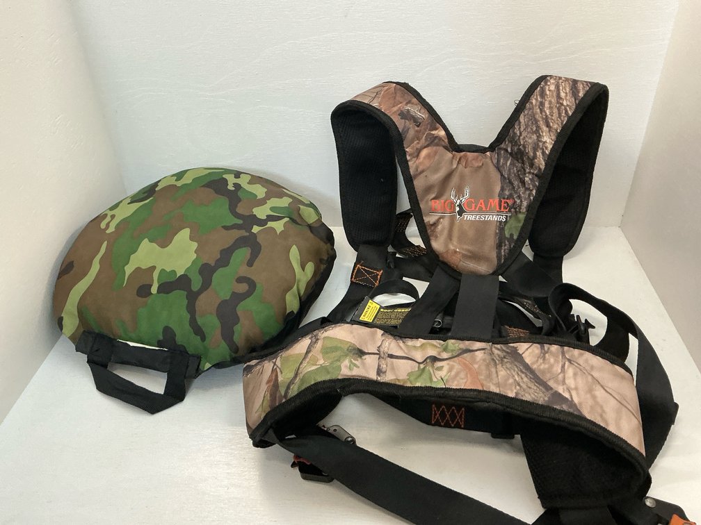 Big Game treestand harness & camo seat cushion