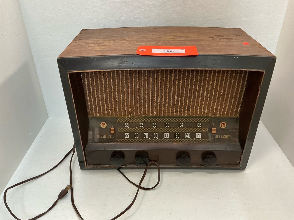 RCA Victor tabletop AM/FM tube radio