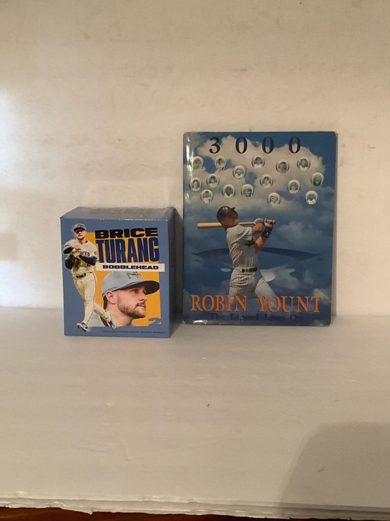 Brewers Brice Turang bobblehead & Robin Yount booklet