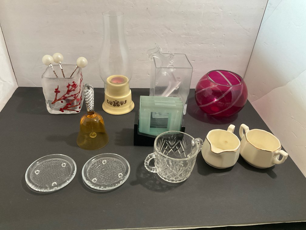 Grouping of decorative glassware & ceramics