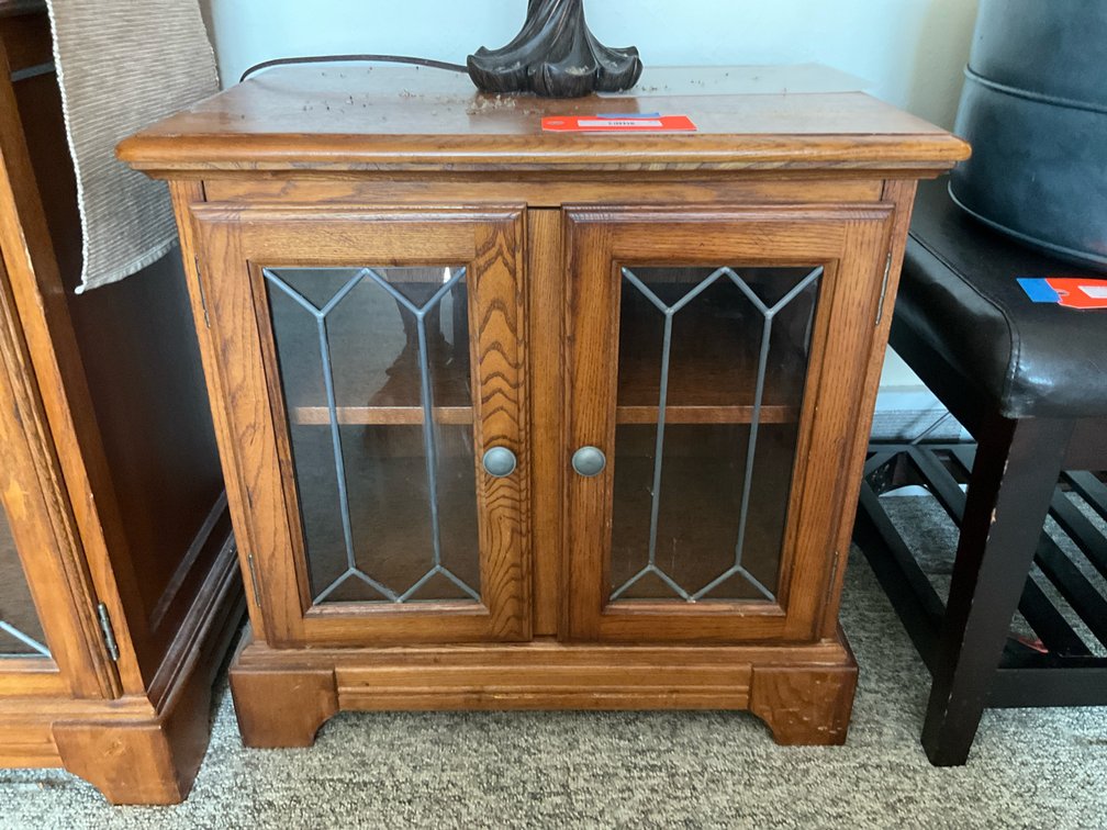 Oak-finish 2-door cabinet with leaded glass 26" x 18" x 25"