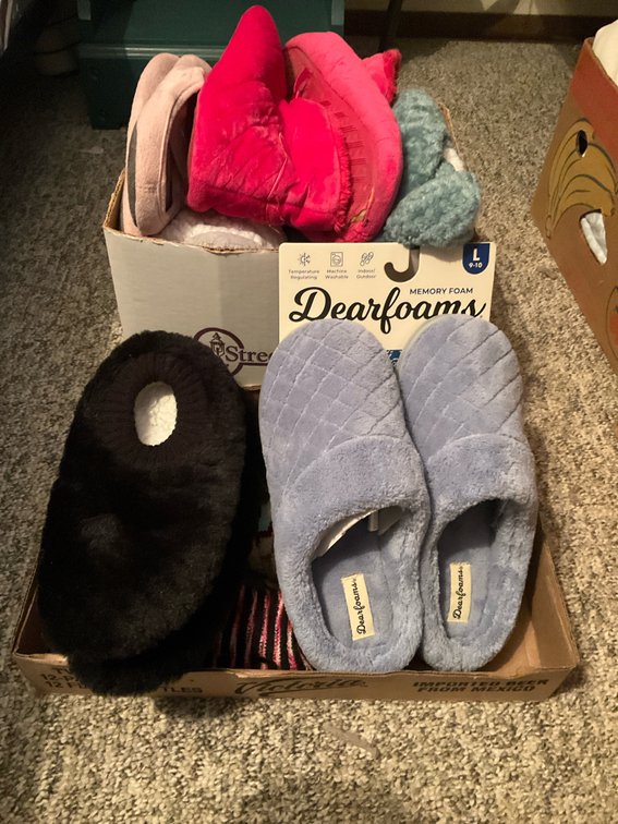 Assorted Dearfoams & Dreams & Co. slippers