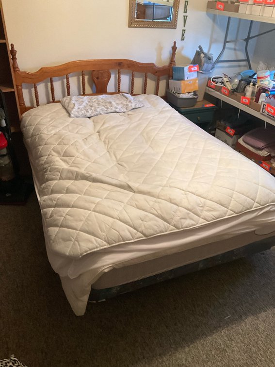 Wooden spindle headboard & Serta mattress