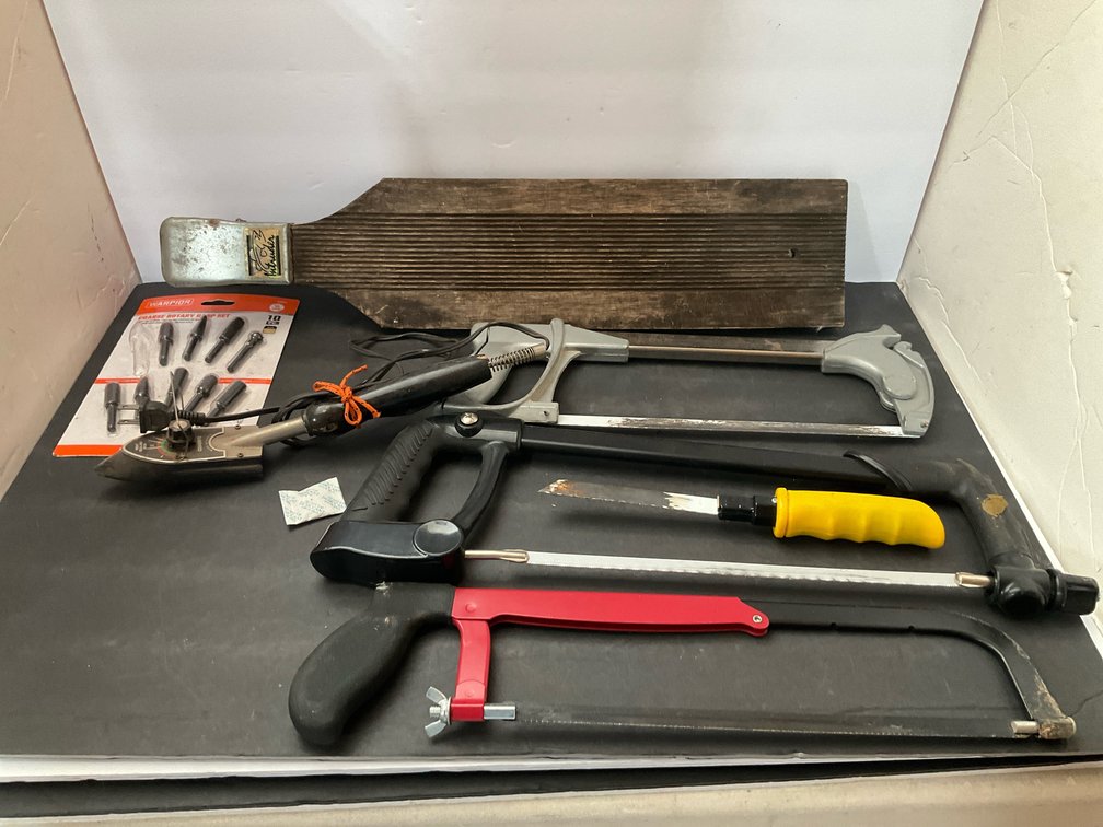 Grouping of assorted hand tools, hacksaws & fillet board
