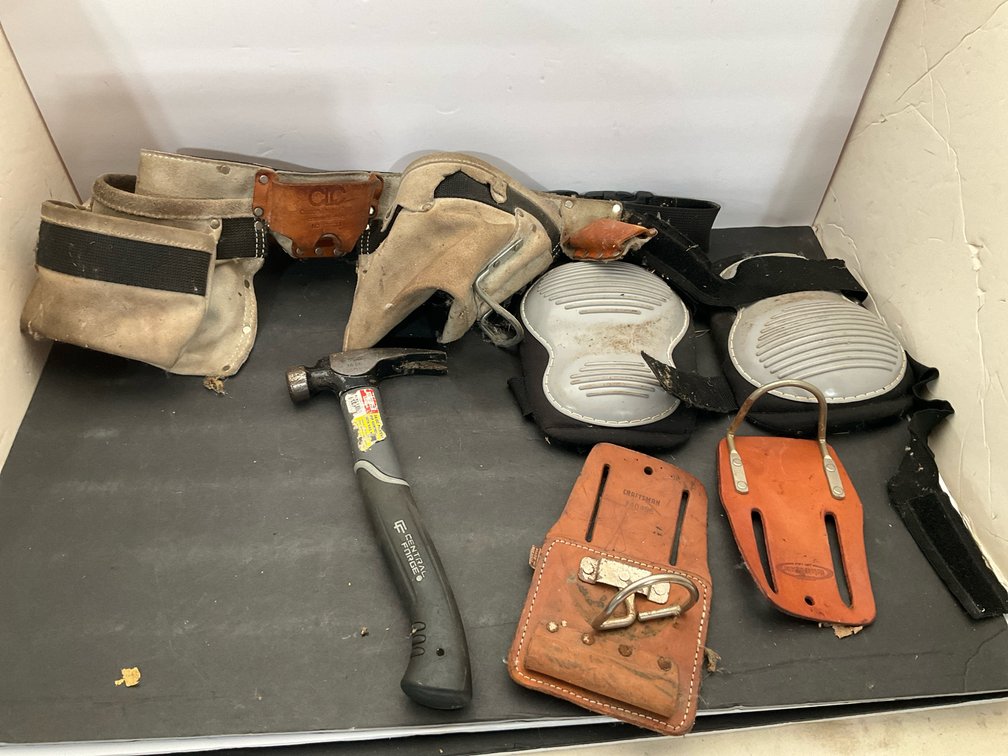 Tool belt, 16 oz claw hammer, knee pads & holsters