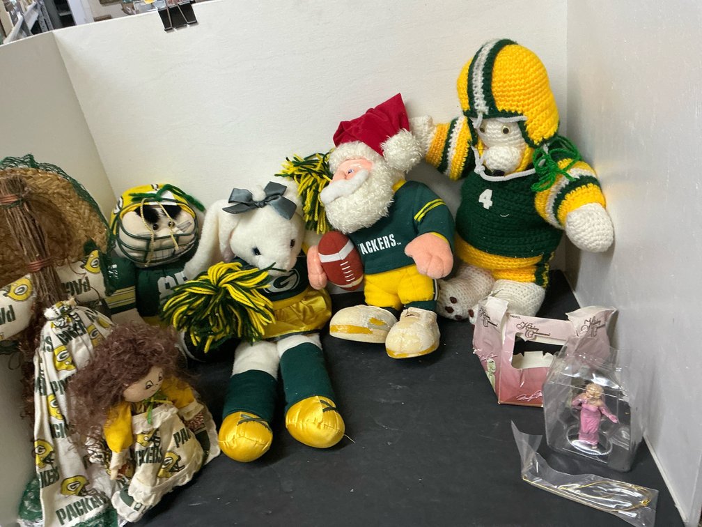 Grouping of plush figures, dolls & holiday ornament