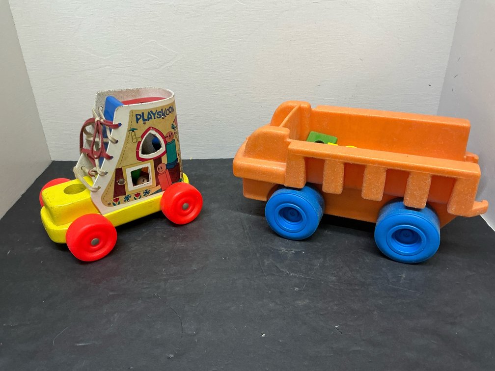 Shoe pull toy & plastic dump truck with toy hardware