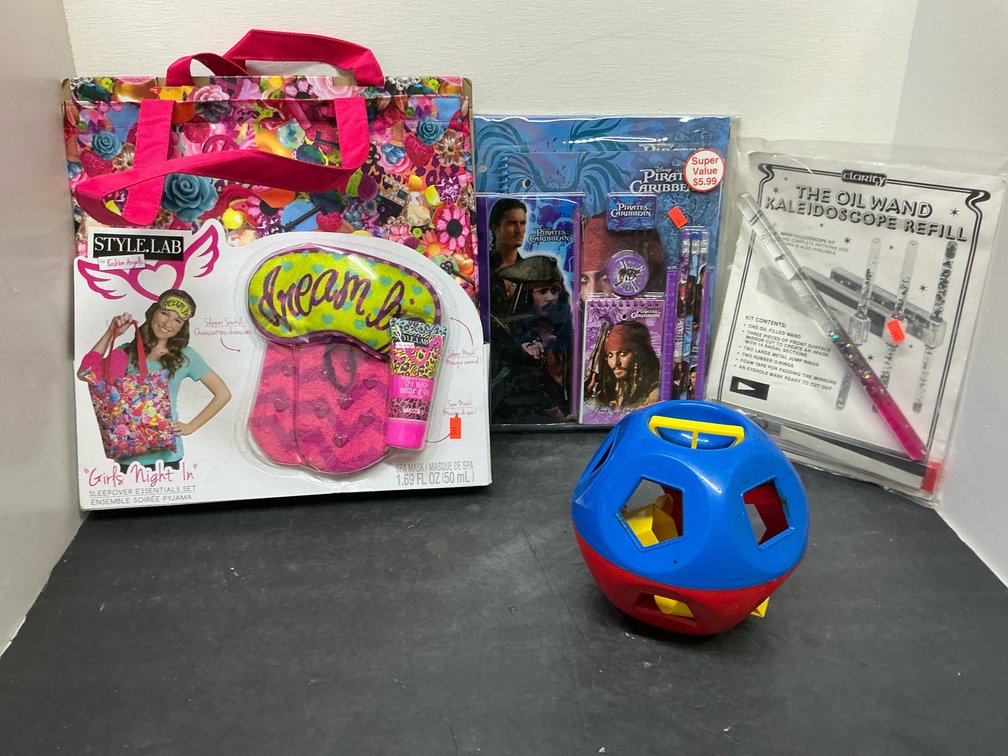 Grouping of activity sets, stationery & toys