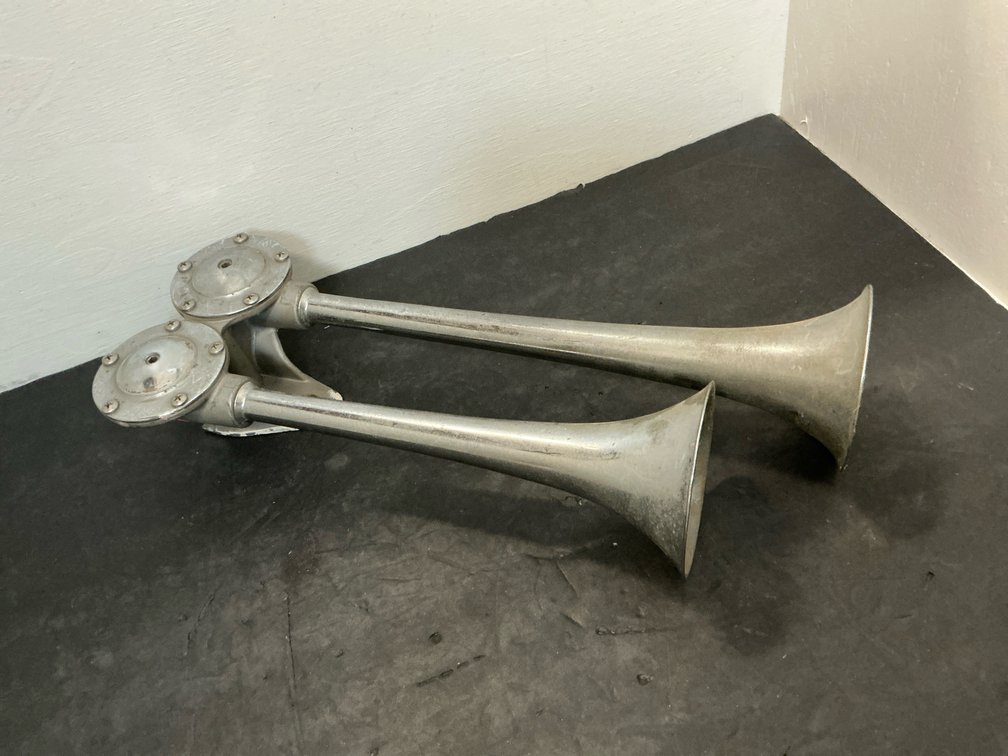 Cast metal dual trumpet air horn assembly