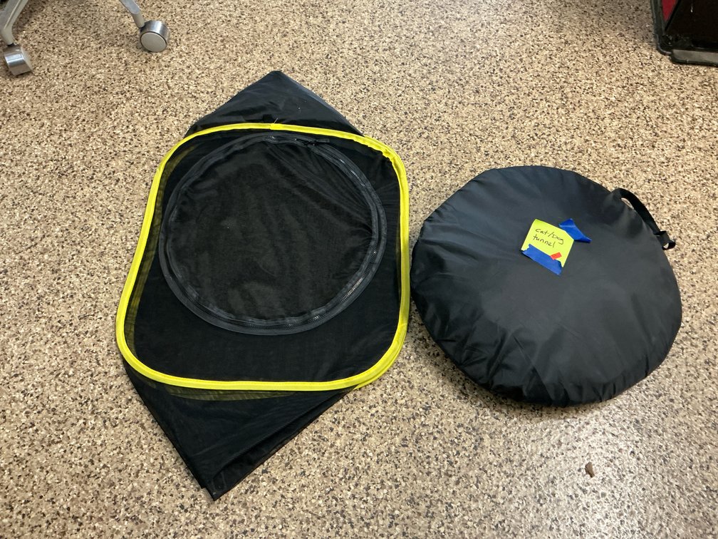 Pop-up mesh pet enclosure & tunnel with carry cases