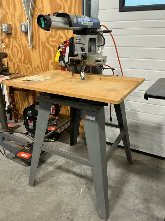 DeWalt 700 8 in radial arm saw with stand