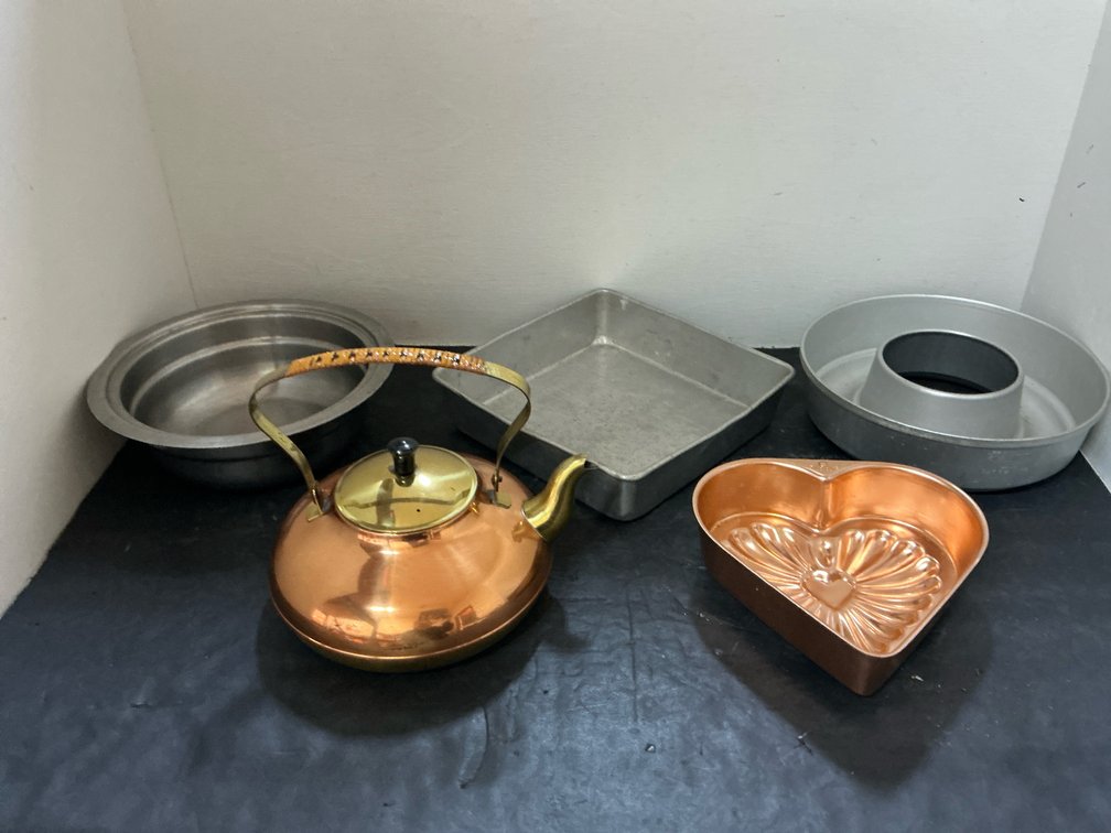 Grouping of copper tea kettle, bakeware & bowl