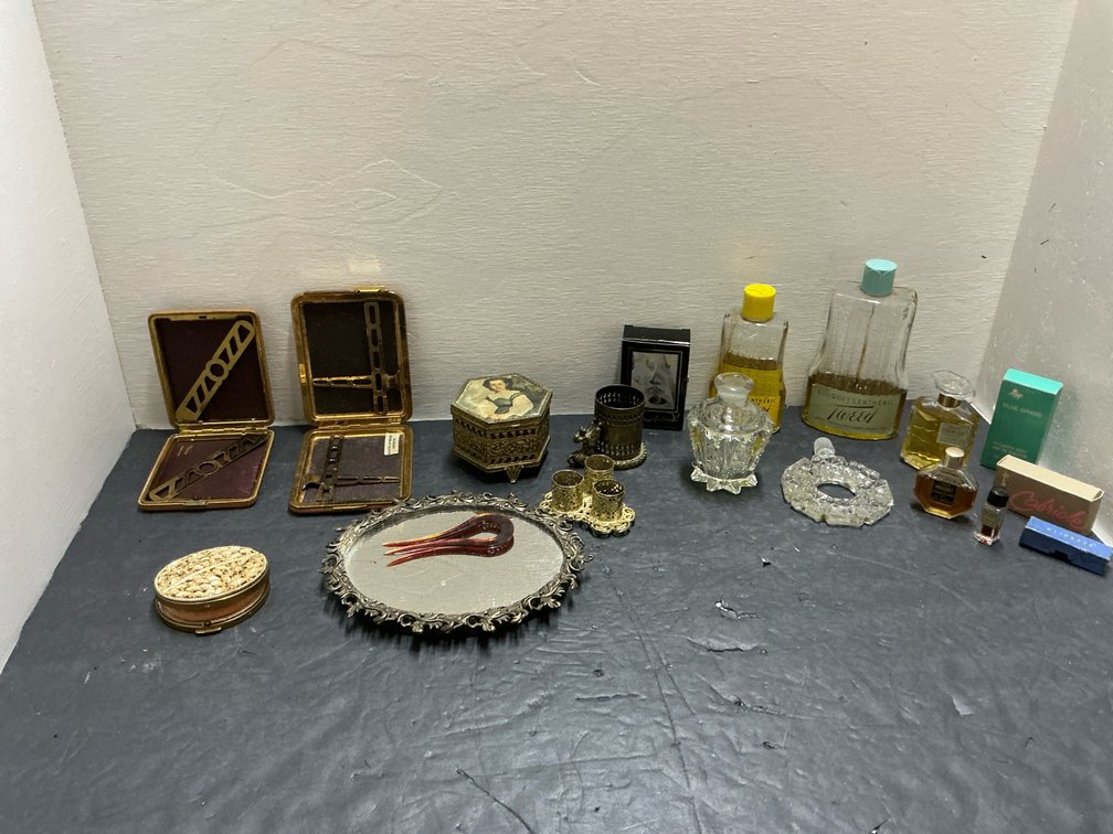 Vanity accessories, trinket boxes & perfume bottles