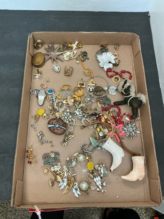 Assorted costume jewelry, brooches & trinkets