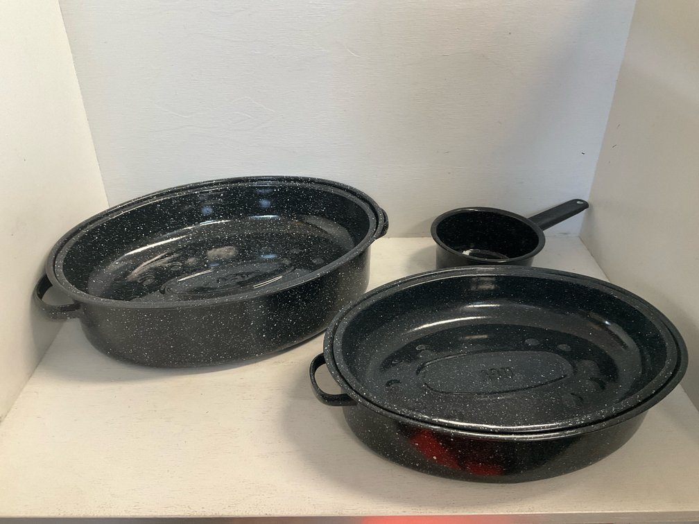 Black speckled enamelware roaster & saucepan set