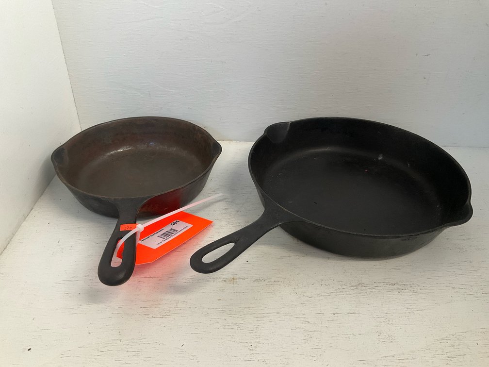 2 cast iron skillets with dual pour spouts