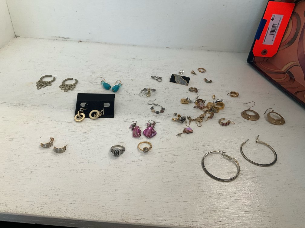 Grouping of costume earrings & rings