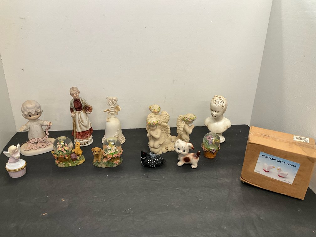 Grouping of decorative figurines, snow globes & shakers