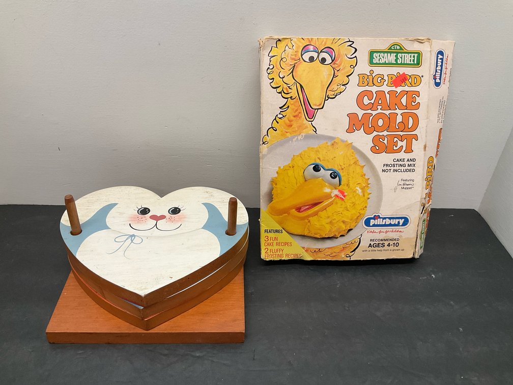 Big Bird cake mold set & wooden seasonal plaques