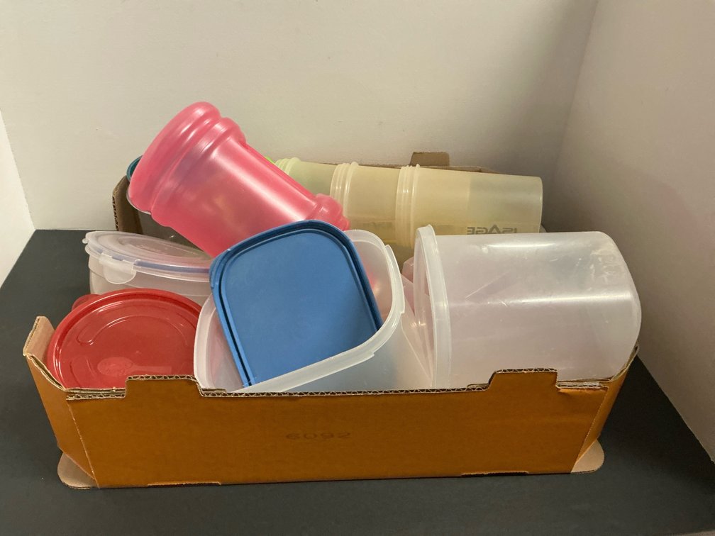 Assorted plastic food storage containers & drinkware
