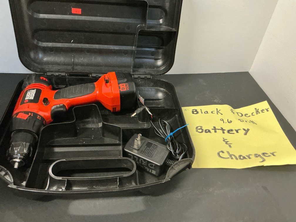 Black & Decker 9.6V cordless drill with case & charger