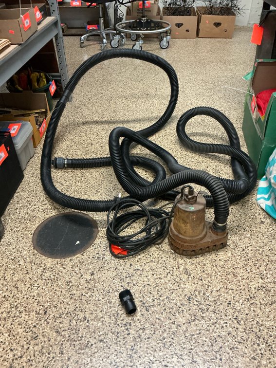 Submersible pump with corrugated discharge hose