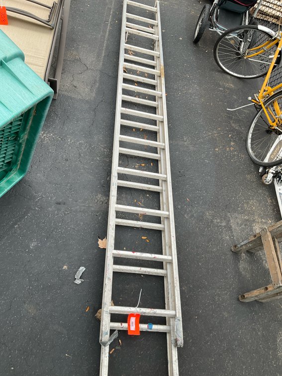Two-section aluminum extension ladder with swivel feet
