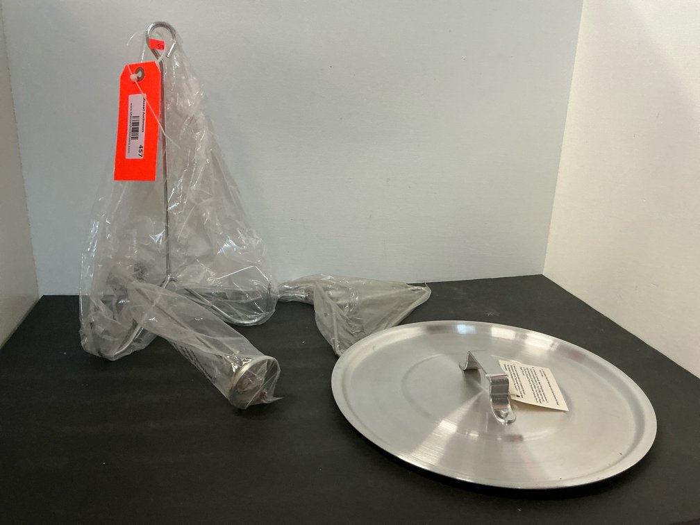 Aluminum lid, poultry rack, lift hook, and thermometer.