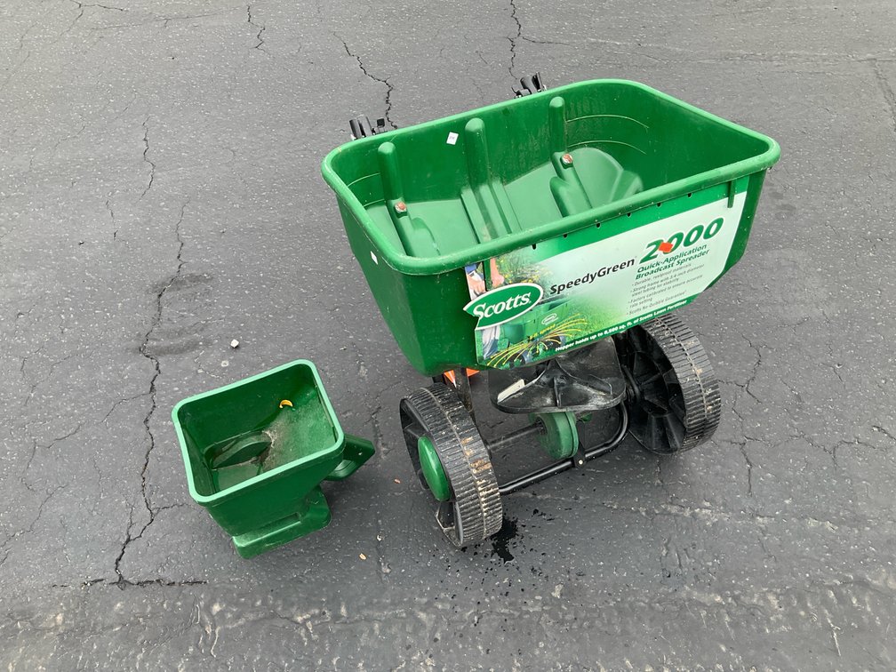 Scotts SpeedyGreen 2000 & Easy Hand-Held spreaders