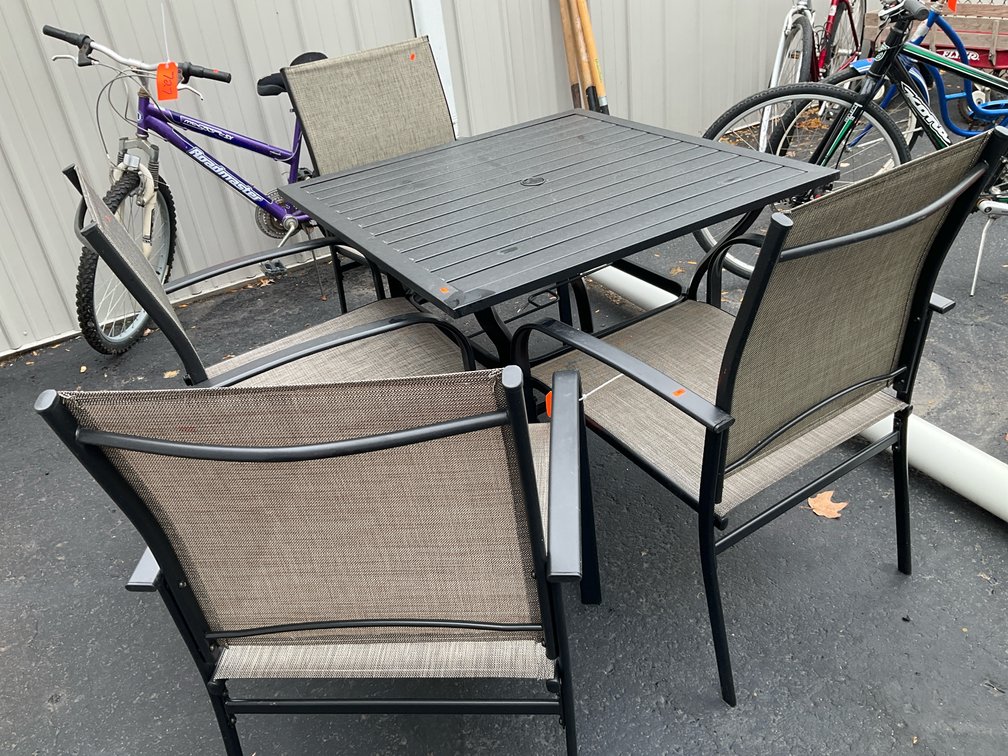 Black slatted patio table & 4 sling armchairs