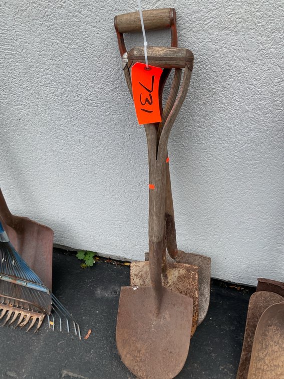 Wood D-handle shovels with round & square blades