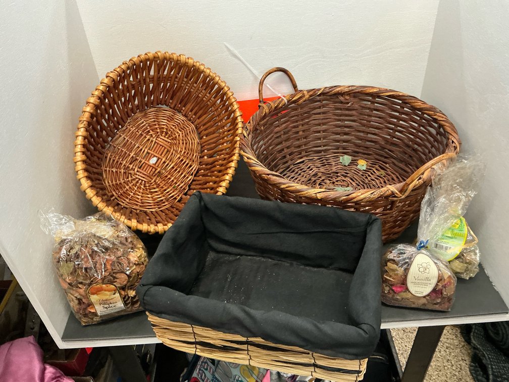 Woven wicker baskets & 3 bags of potpourri