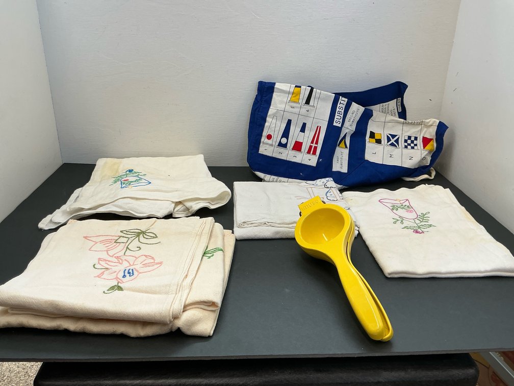 Assorted kitchen linens, wooden utensils & Imusa citrus squeezer