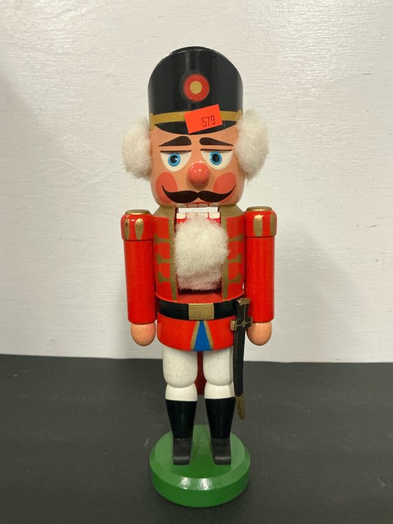 Expertic painted wood soldier nutcracker