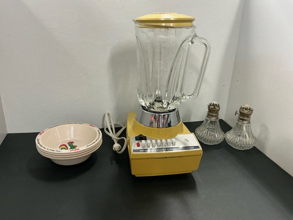 Electric blender, 4 cereal bowls & 2 glass oil lamps
