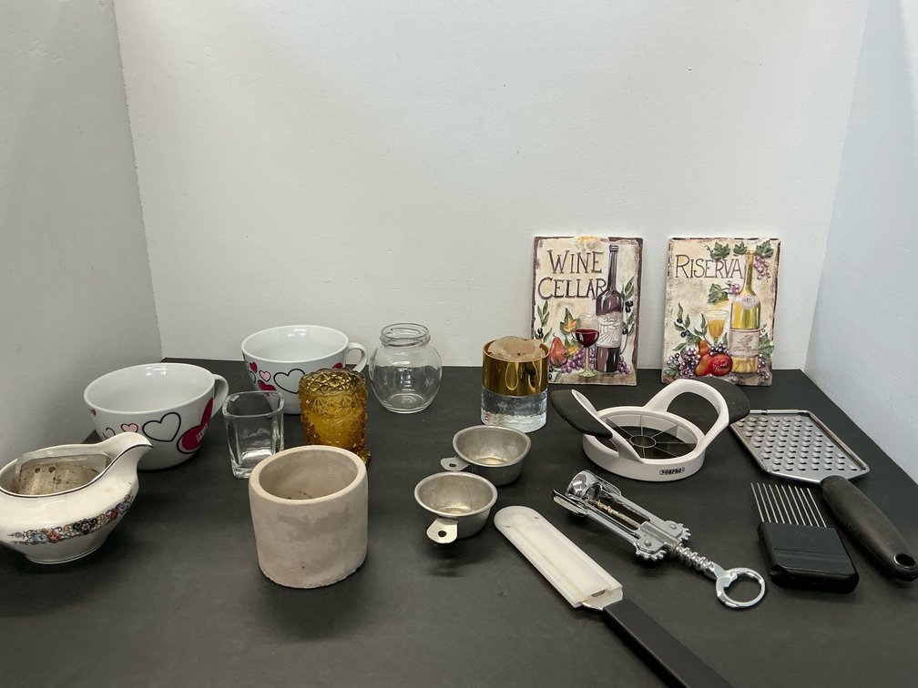 Kitchen utensils, glassware, mugs & wall decor