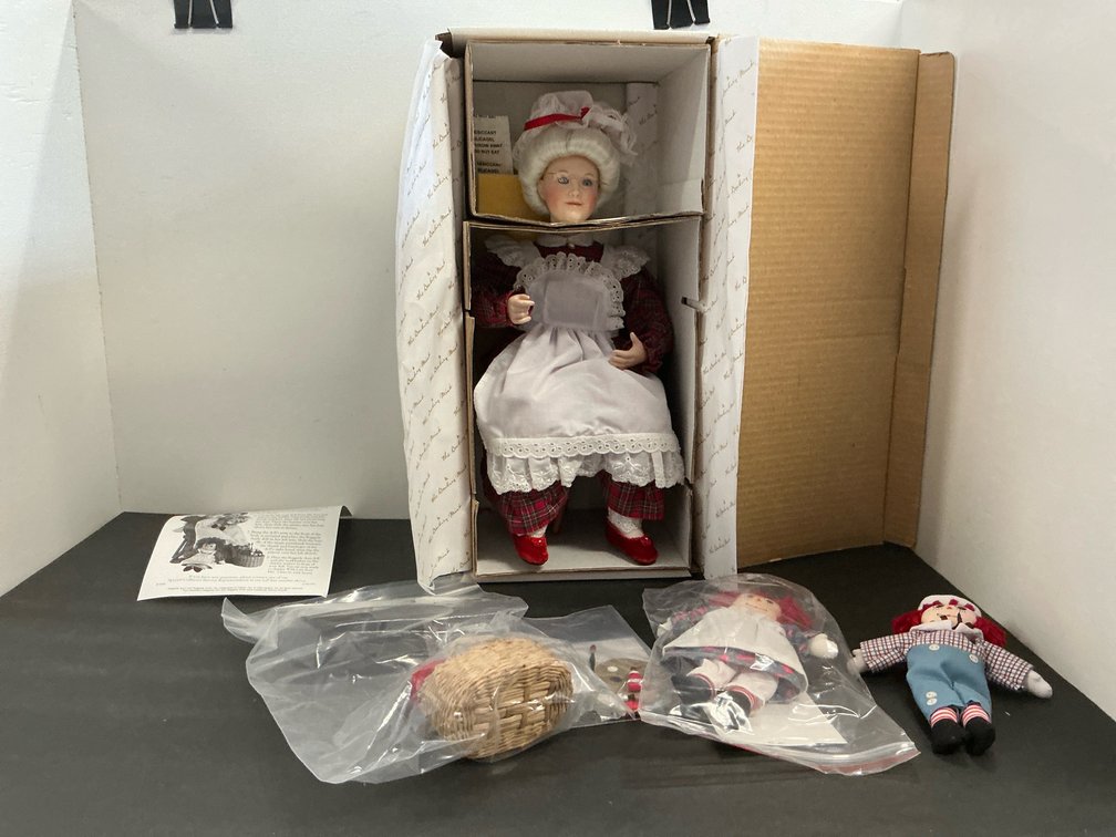 Danbury Mint Mrs. Claus doll with Raggedy Ann & Andy