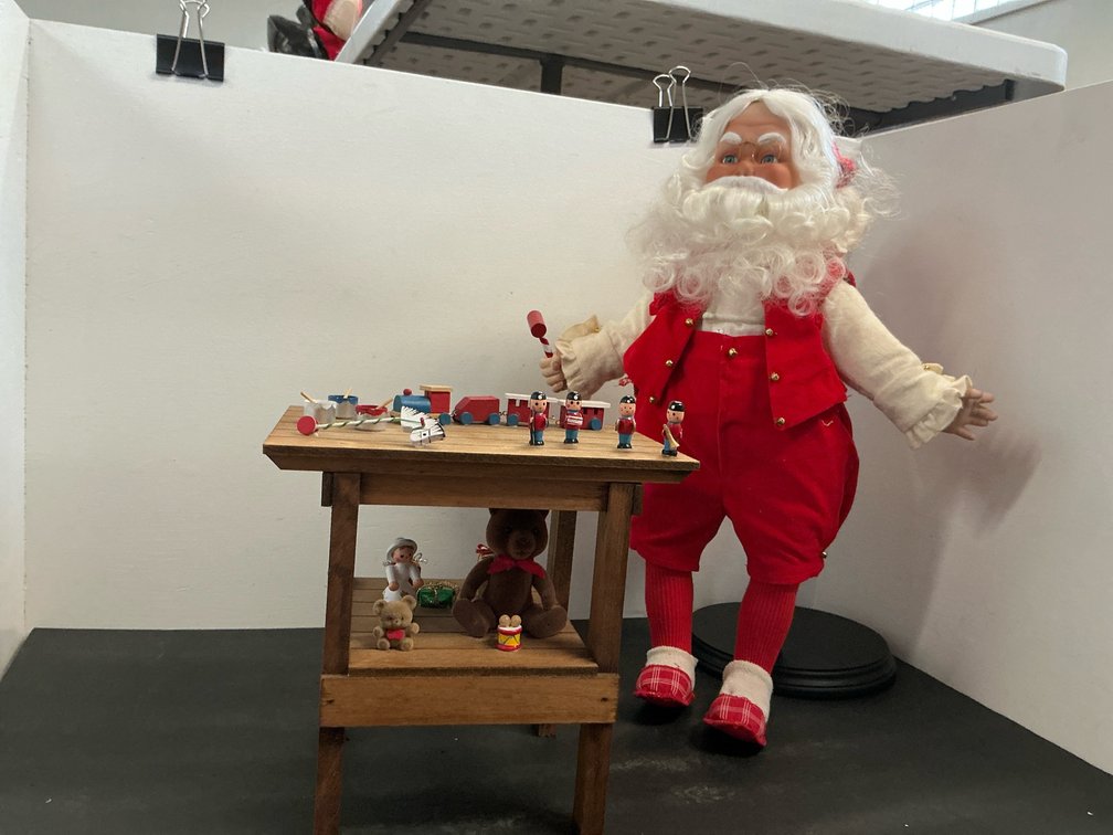 Santa Claus At His Workbench display figure with box