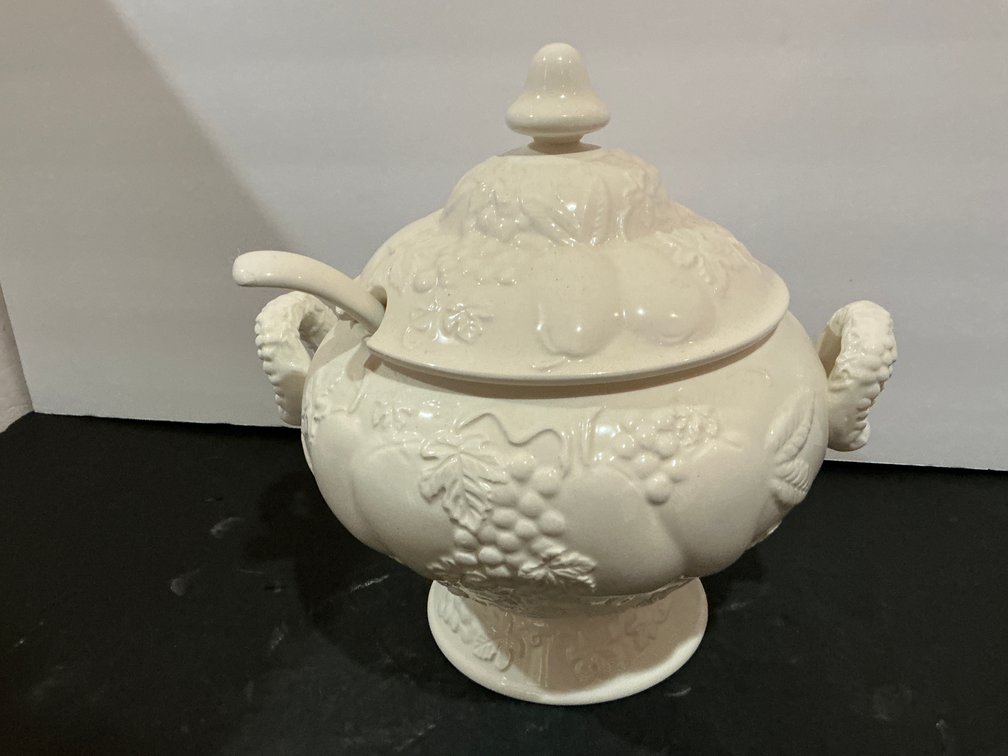 Ceramic electric soup tureen with lid & ladle - Office Main Level