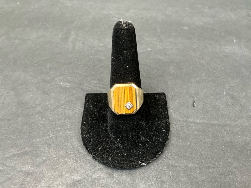 Mens 14K tigers eye with diamond size 9 weighs 6.4g