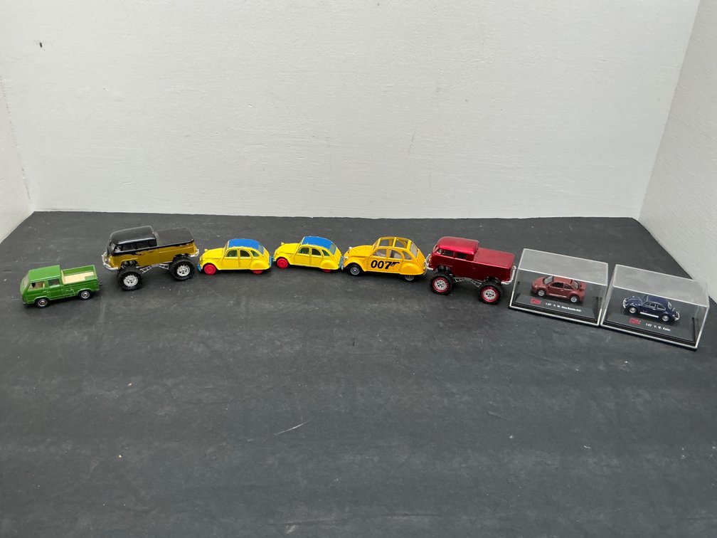 Die cast miniature model cars with display cases