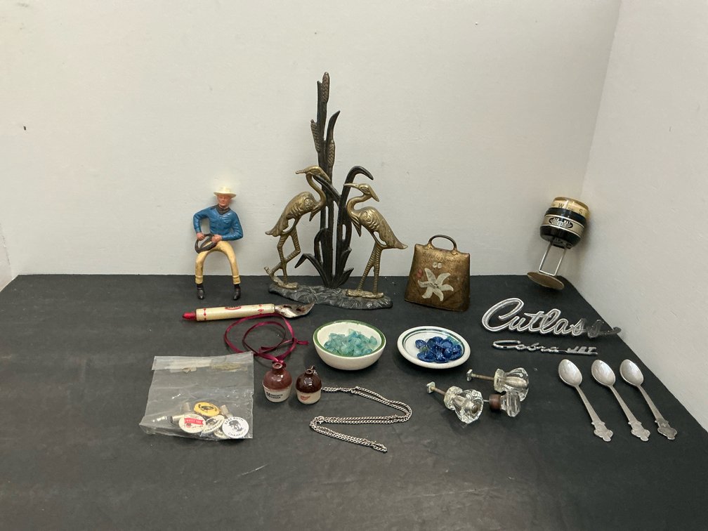 Grouping of assorted collectibles, hardware & emblems