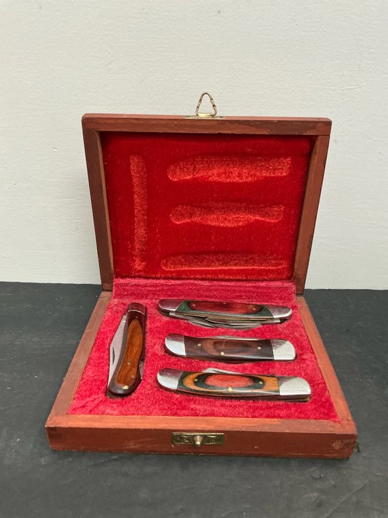 4 folding pocket knives with wooden display box