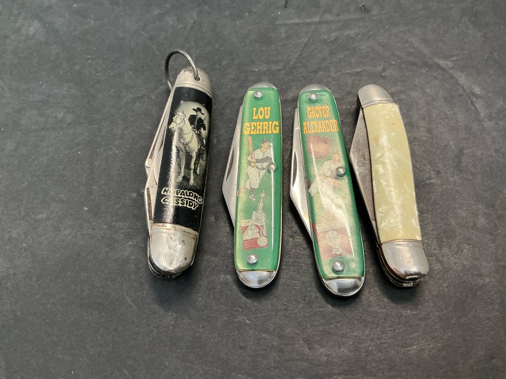 4 folding pocket knives with Hopalong Cassidy & baseball motifs