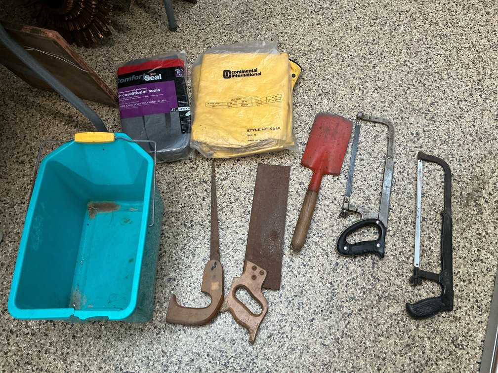 Hand saws, hacksaws, trowel & supplies with bucket