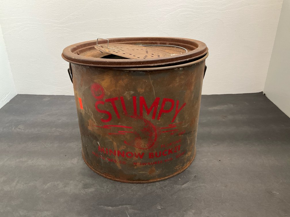 Stumpy metal floating minnow bucket