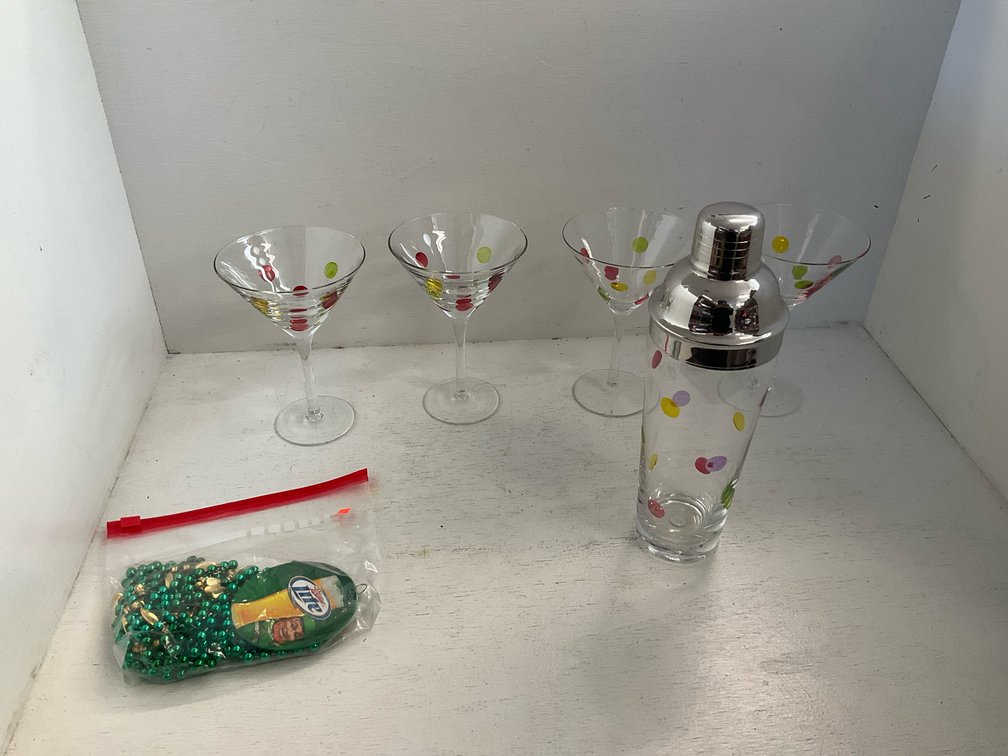 Polka dot cocktail shaker, 4 martini glasses & necklace