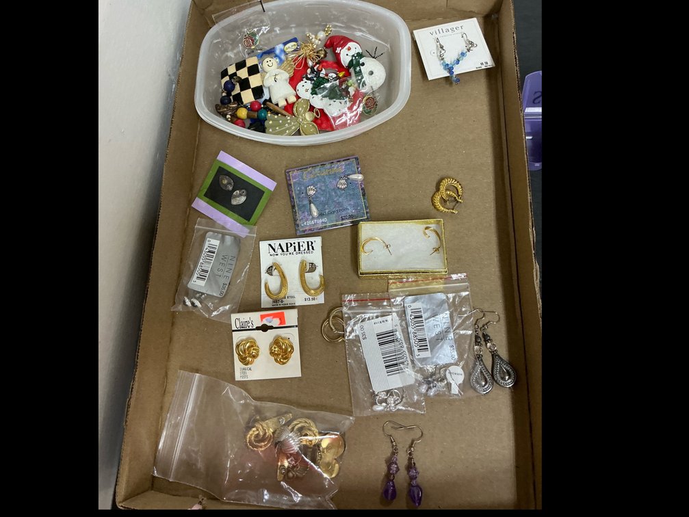 Grouping of costume earrings & holiday brooches