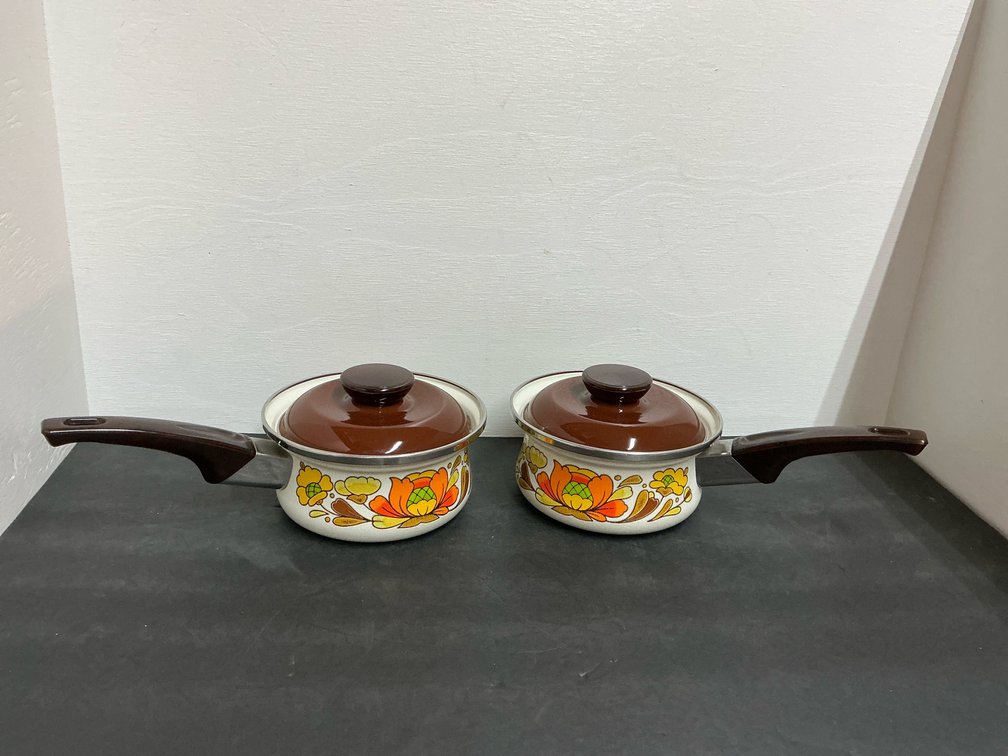Pair of Sanko Ware Country Flowers saucepans with lids