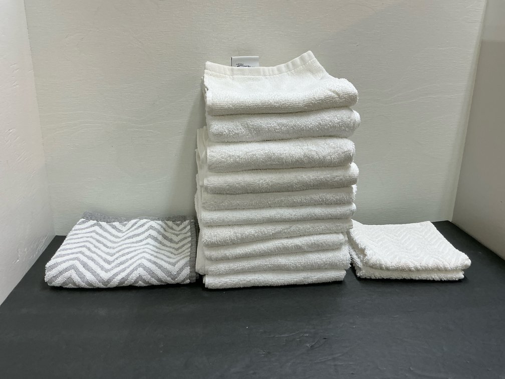 Grouping of hotel terrycloth towels & washcloths